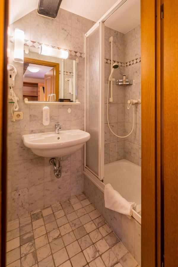 Hotel Goldener Hirsch Suhl Extérieur photo